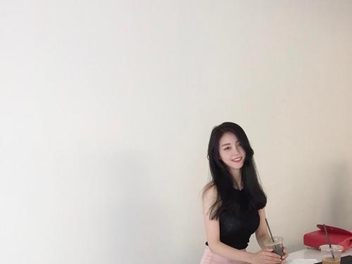 犯規呀！機上捕捉「天菜級」正妹，逆天顏值讓乘客狂按服務鈴