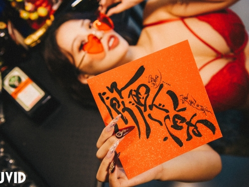鴻運龍來！性感女神展現火辣身材祝粉絲龍年行大運！