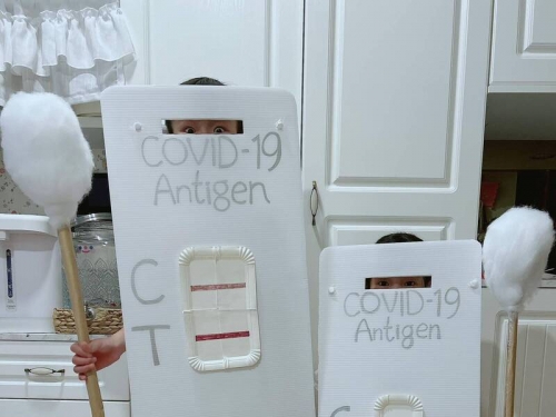 萬聖節「快篩兩條線」裝扮 網友笑：比鬼還嚇人