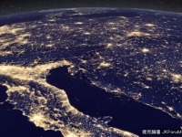 外太空看到一顆「黃金球」！NASA公布地球耶誕點燈樣貌