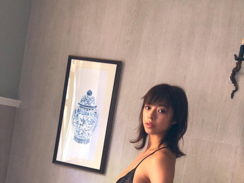 又到比基尼的季節！H奶妹子わちみなみ展示各式比基尼　炸裂乳量無法忽視！