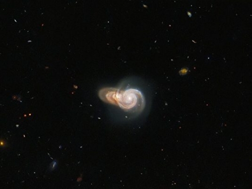 兩個螺旋星系看似重疊 猶如太空中的蝸牛