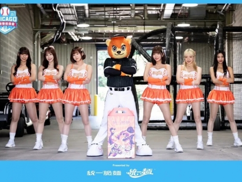 中職》Uni Girls登白襪台灣日演出 萊恩帶陳傑憲大禮包加脆麵交流