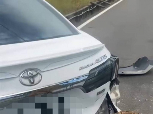 高雄嬤車禍「＋9斗笠」插進汽車後保桿 超狂畫面曝