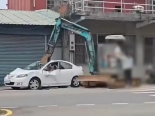 怪手砸轎車 起因是夫妻吵架、駕駛還酒駕