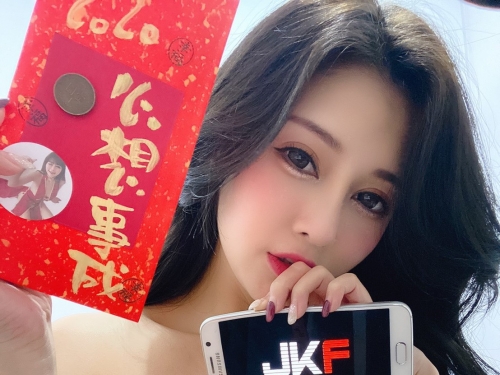 一言不合就夾奶！安希使出「巨乳夾攻」絕招　小妹妹被夾到頭暈了