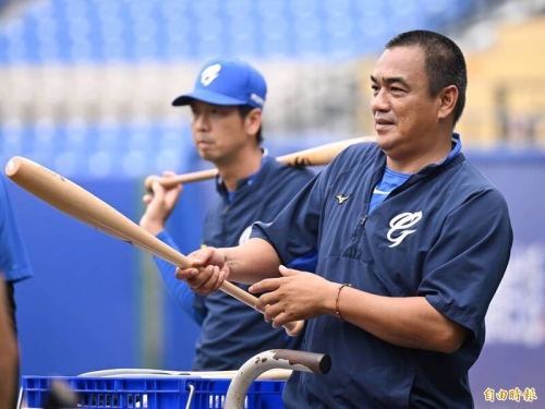 中職》換周佳樂守右外野擋下追平分 鋒總：說神調度是結果論