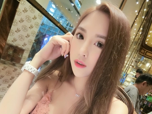 睡覺好天氣！正妹一雙「巨乳軟墊」豐滿有彈性　網友：「我也想躺！」
