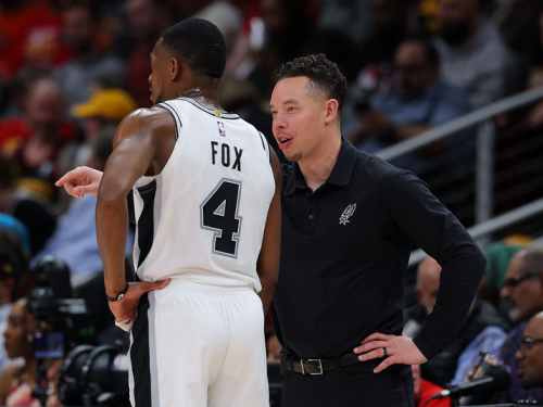 NBA》福克斯首秀並列歷史紀錄！馬刺代總：為球隊開啟全新層次