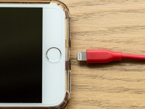 兇手竟是它！拿 iPhone 不到半年「電池健康掉 10%」...內行人：防摔散熱二選一