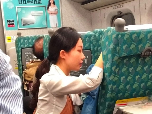 人美心也美！超正高鐵乘務員貼心安慰哭泣旅客　網友跪求傳送門！