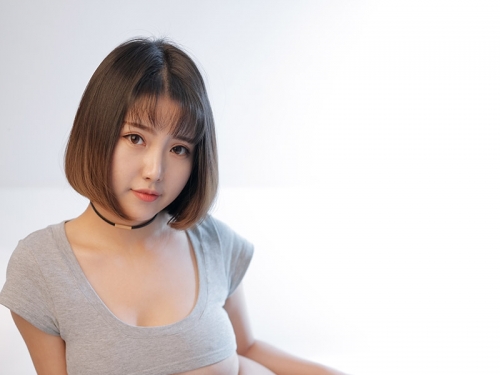 鬆動的小丁褲！「嫩顏乳妹」嬌羞嶄露少女胴體，原來這就是大人的世界！