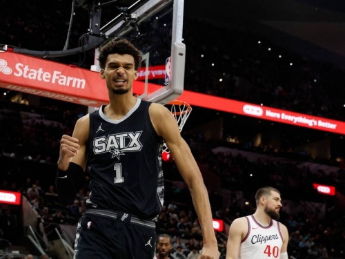 NBA》遭祖巴克大力推倒 溫班亞瑪對沒有吹判感到不公平