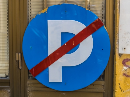 「禁止停車」告示沒有用 屋主換這4字 違停消失還倒賺