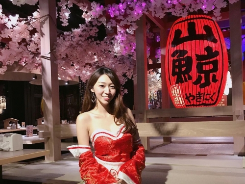 辣翻！IG「長腿正妹」美腿可繞地球一圈！不只「魔鬼S曲線」還解放迷人酥胸！