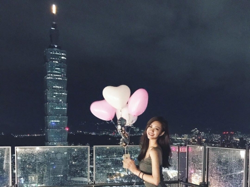 正妹出國度假辣到翻！「簍空比基尼」露出半邊側奶，養眼畫面讓人醉！