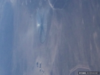 《隱形UFO露餡？客機乘客在近51區上空拍到巨大銀盤狀物體》