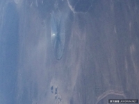 《隱形UFO露餡？客機乘客在近51區上空拍到巨大銀盤狀物體》