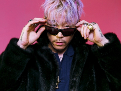 出動數鈔機才數的完！地表最狂全身BLINGBLING饒舌歌手：「拿錢自拍已經遜掉啦！」