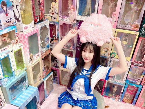一起來上「又又班」！甜萌女神換上學生制服　揪粉絲一起上課