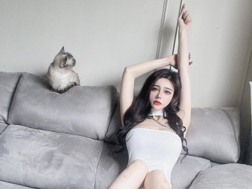羽球場忽有龐然大物拔山倒樹而來！Kimmy翁希妍乳量稱霸全場