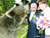 美國自然學家結婚　請大灰熊做伴郎