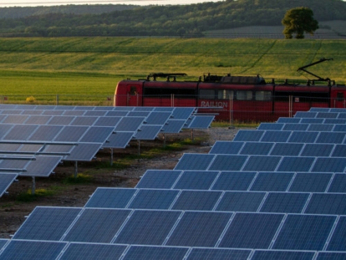 英國想拋棄柴油，太陽能直流供電鐵路計畫開始