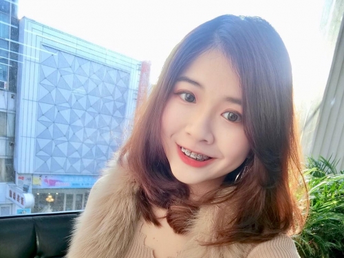 甜美正妹烘焙師「Tiffany Chen」胸前自備兩顆麵包　清新氣質讓網友戀愛了
