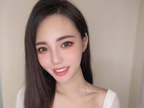 這不放大不行！性感家政婦「周苗苗」跪地打掃　胸前景色太火辣
