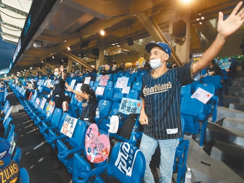 球迷加持 陳仕朋樂奪勝投