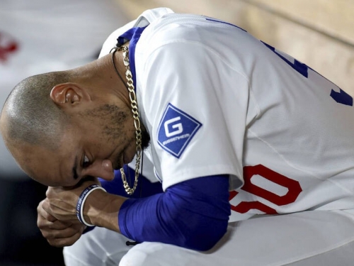 MLB》球迷暖心打氣沒用！道奇MVP貝茲20打數無安打 神情凝重離場