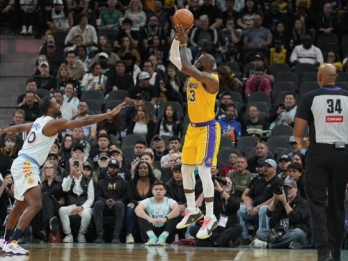 NBA》詹姆斯大三元、肯奈特回先發攻20分 湖人拔刺止3連敗