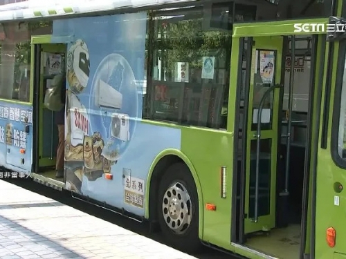 投2元搭公車被抓包！國小童回3字「猛滑手機喝手搖」 全車傻眼