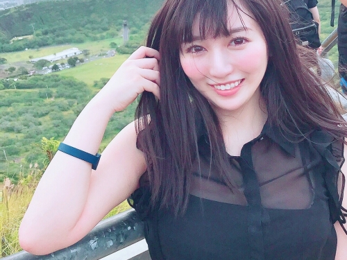激萌！清新「正妹看護士」褪下制服　比基尼爆出白嫩美乳！