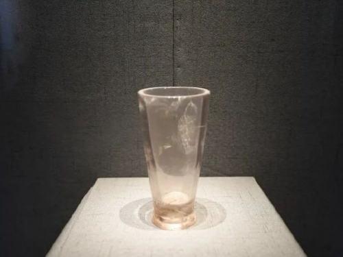 戰國古墓出土「玻璃杯」 專家一摸大驚：符合人體工學