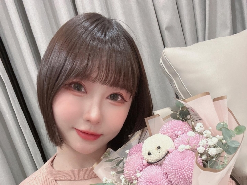 短髮女神「Sylvia 希維亞」換造型啦！大波浪捲髮氣質逼人，雪白美乳也擋不住！