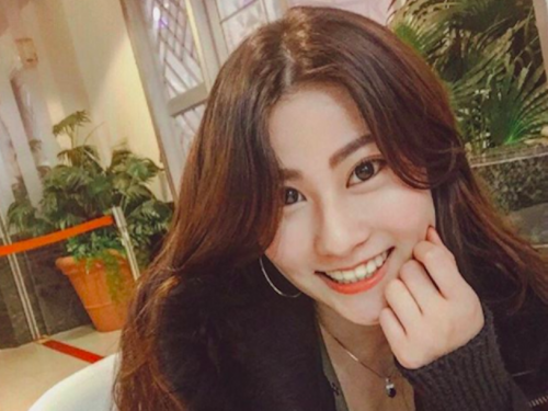 好危險！比基尼試衣間果然「暗藏兇器」，白皙大奶妹「車頭燈太強」網：閃瞎啦！