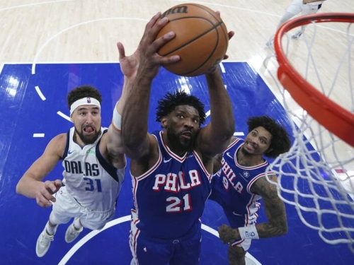 NBA》恩比德歸隊首戰繳大三元 七六人險勝獨行俠賞3連敗