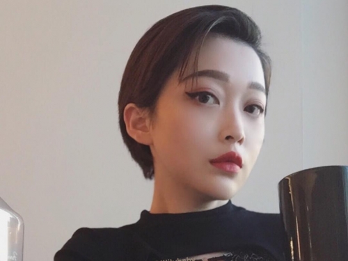 史詩級「超巨乳妹」發威　最愛試衣間極限露出！自拍照片到處流傳！