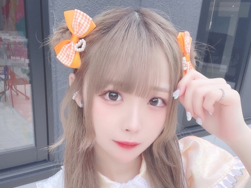 18歲偶像正妹「制服造型好夢幻」，「高顏值的甜美臉蛋」惹人憐愛！