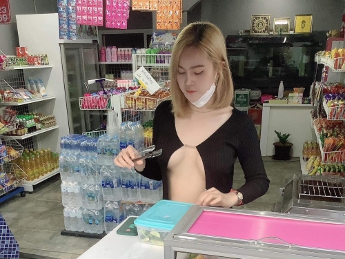「巨乳蛋捲妹」無罩街邊擺攤，一塊布掛身上根本遮不住「天然雙球」，網友瘋狂朝聖！
