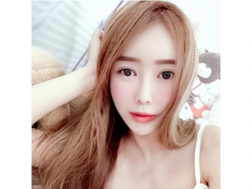巨乳妹「艾薇兒Elvira」大份量奶球太重　細肩帶撐不住要斷啦！