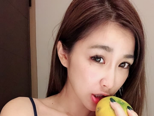 超有女友感！嫩乳正妹「林蓓貝」在家變身性感小女友，32E嫩乳衣服藏不住！