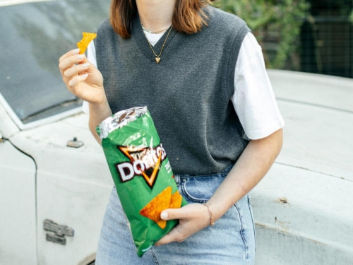 吃多力多滋變持槍？高中生口袋放零食「突被8警車包圍上銬」 真相竟是AI惹禍