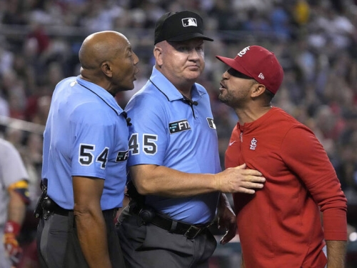 MLB》樑子結大了！賽前握手遭無視 紅雀主帥痛批裁判「毫無風度」
