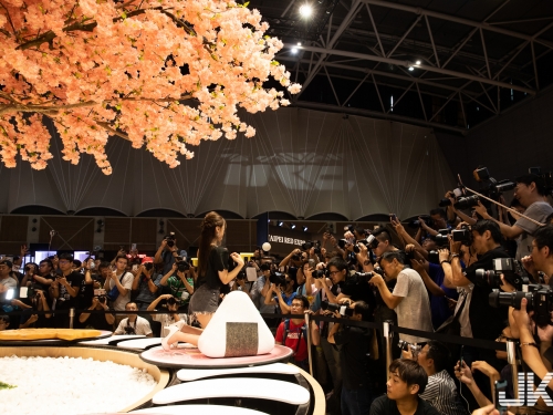 櫻花樹下野餐「乳量加倍」！空運女體盛宴，女優轉一圈就硬一度！