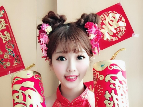 I Love You！超甜美「爆乳英文老師」性感教學　乳量太滿襯衫扣不起來！