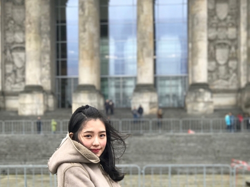 美到國外去！卡達航空台灣空姐「小陳妍希」，精緻五官超吸睛！