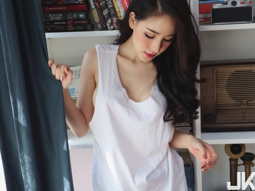 「巨乳妹子」浴巾滑落　白嫩乳球差點掉出！「極品蜜桃」緊夾小丁褲！