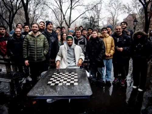 NBA》Wembanyama約戰網友！雨中單挑「西洋棋」　網笑：不會冷嗎？